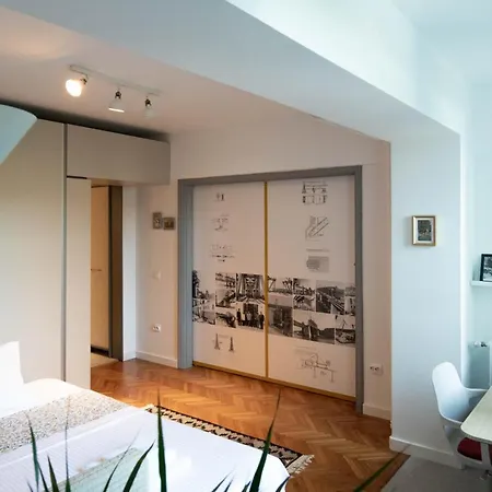 The Bridge Βουκουρέστι